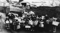 Niños con monjas cargados con regalos, en el asilo (hacia 1970)